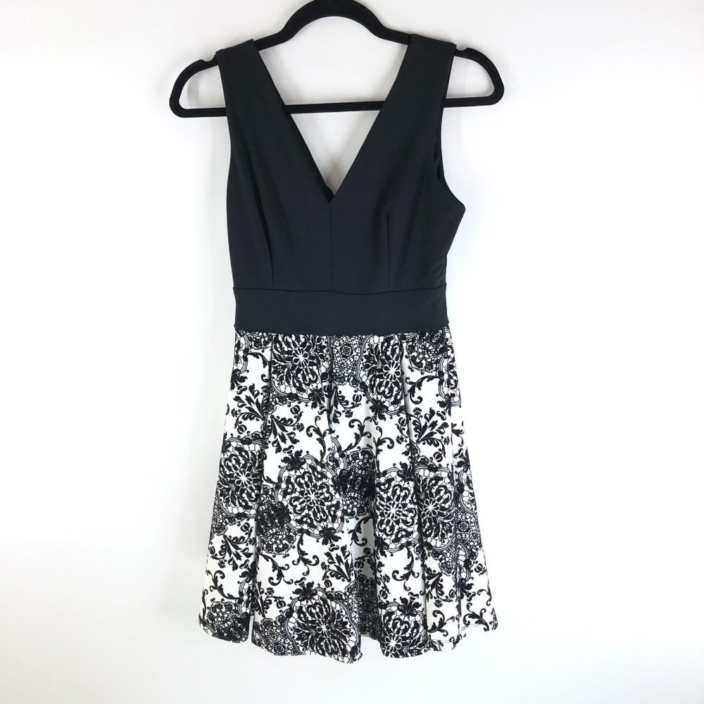 Haute Monde Dress Floral Plunge V-Neck Sleeveless A-Line Black White Medium NWT